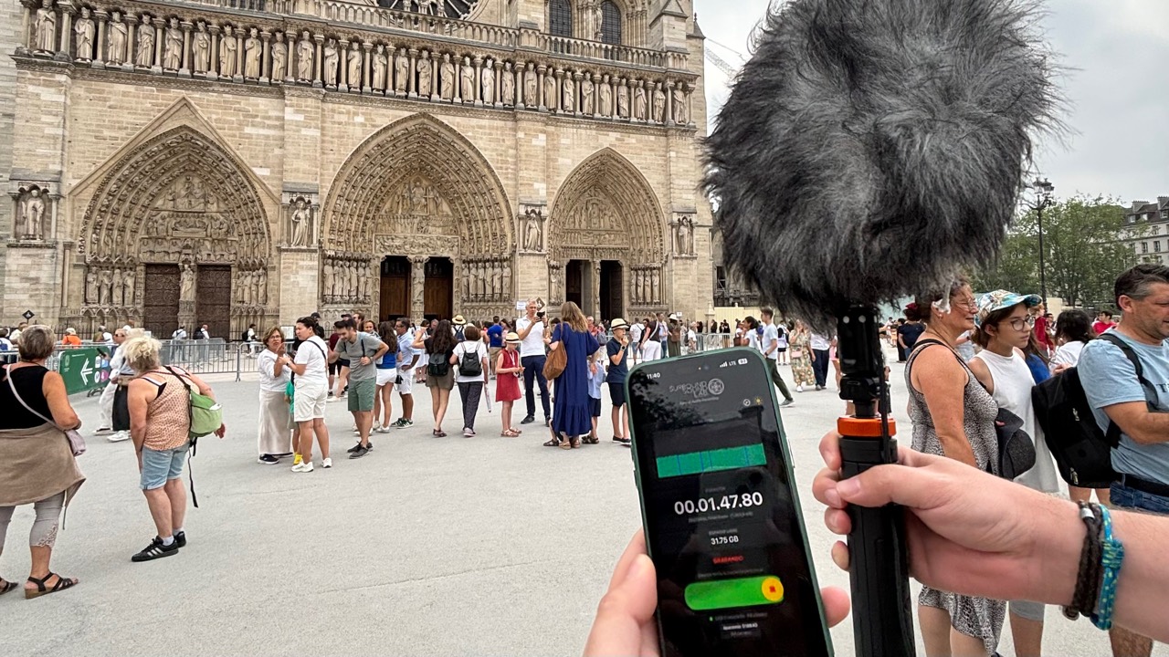 The spcmic and an iPhone running the first version of Multichannel REC recording among the crowd in front of Notre-Dame in Paris.
